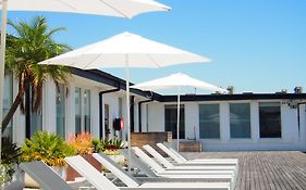 Barrys Beach Road Hotel